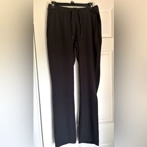 Lululemon Woman’s Black Comfortable Joggers Elastic Waist Size 6